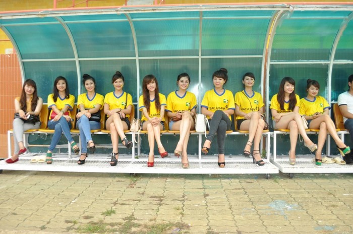 Đó chính là sự hiện diện của Top 10 'Miss Ảnh SLNA FC 2013' trên sân tập của thầy trò Hữu Thắng.